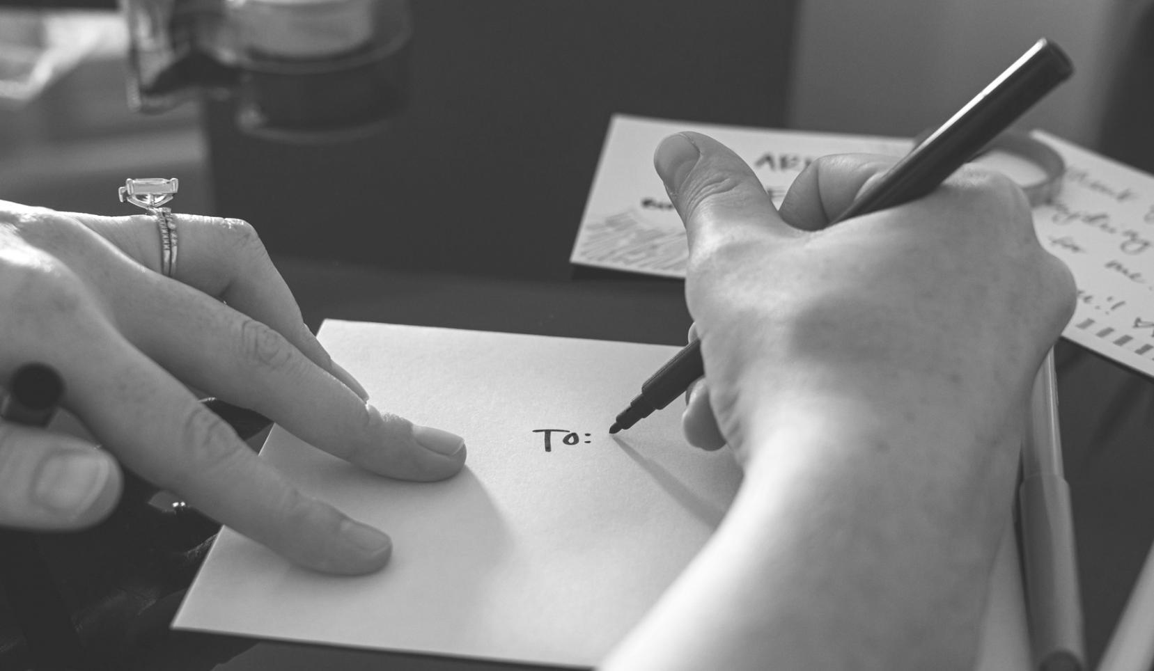 Studenti durante una lezione di disegno con matite e carboncini